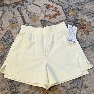 Lululemon Pale Yellow Stretch Woven Relaxed-Fit High Rise Shorts 4”